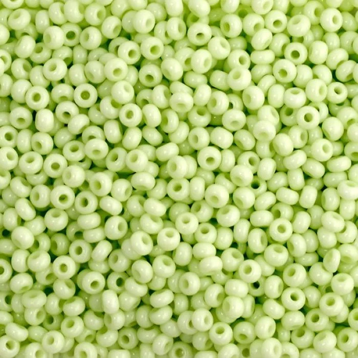 03254 10/0 чеський бісер Preciosa, зелений, непрозорий крейдяний сольгель