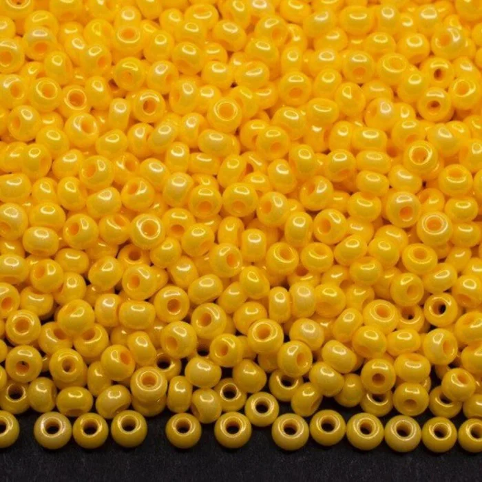 16386 10/0 чеський бісер Preciosa,  жовтий, непрозорий крейдяний глазурований