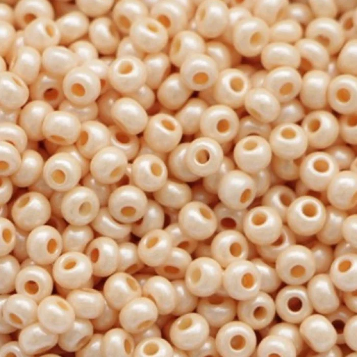 46387 10/0 чеський бісер Preciosa, бежевий, непрозорий крейдяний глянцевий перламутровий