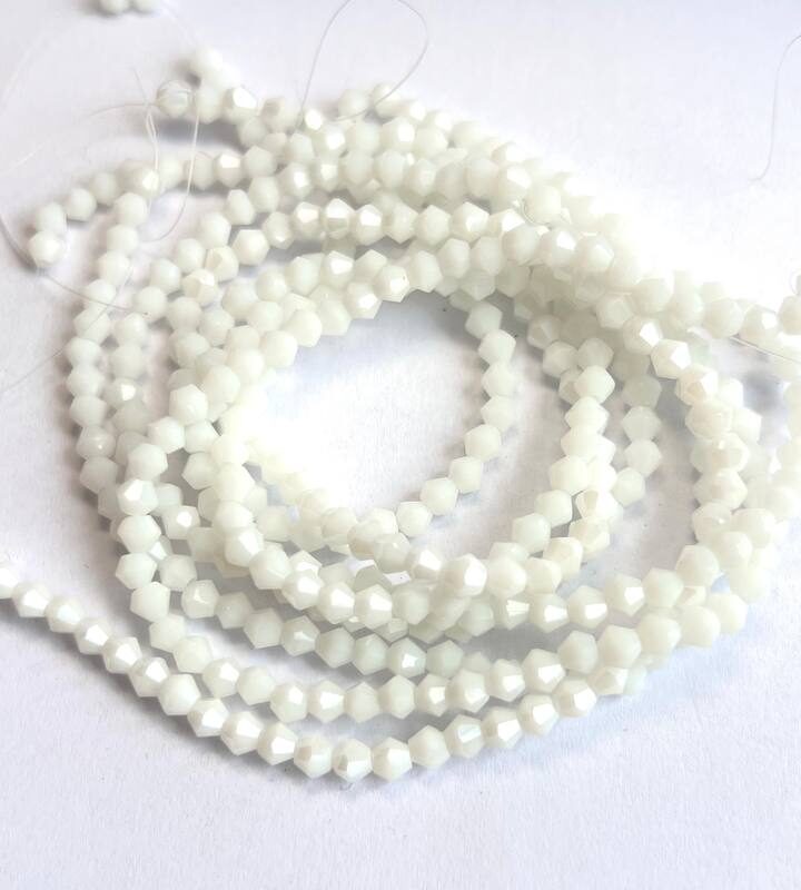 Біконуси 4 мм, білий натуральний