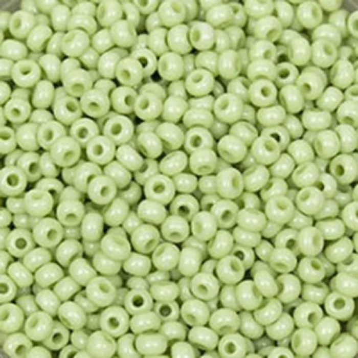 03154 10/0 чеський бісер Preciosa,  зелений, непрозорий крейдяний сольгель