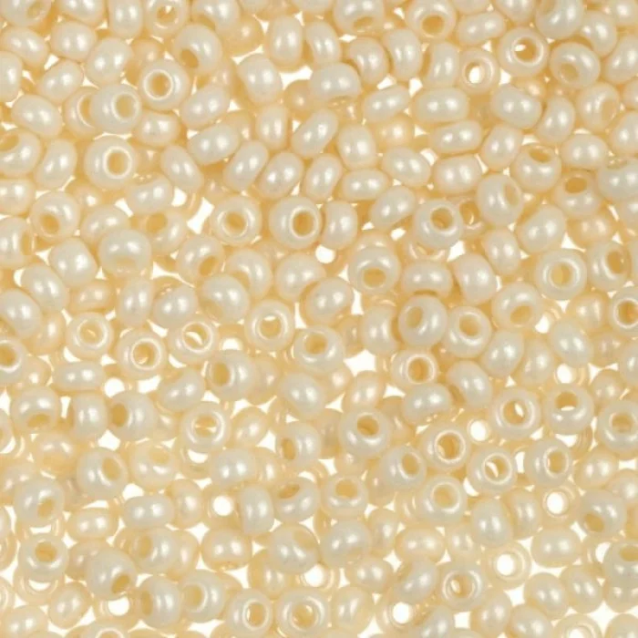 16218 10/0 чеський бісер Preciosa, кремовий, непрозорий крейдяний перламутровий