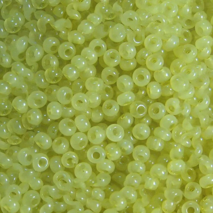02152 10/0 чеський бісер Preciosa,  салатовий, непрозорий сольгель алебастровий