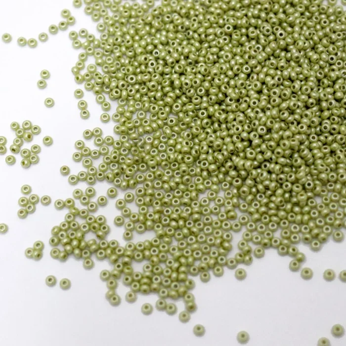 16586 10/0 чеський бісер Preciosa, зелений, непрозорий крейдяний глазурований
