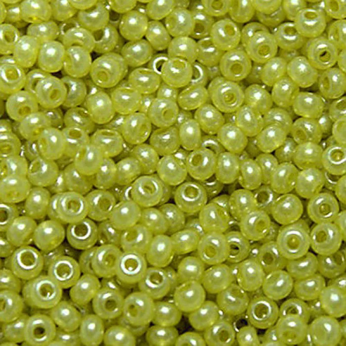17786 10/0 чеський бісер Preciosa, салатовий, непрозорий алебастровий перламутровий