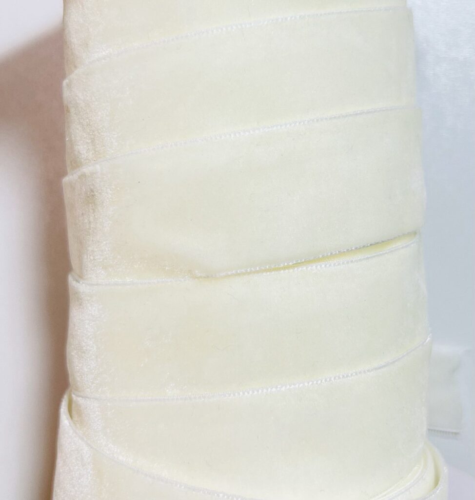 Оксамитова стрічка декоративна , молочна 2,5см